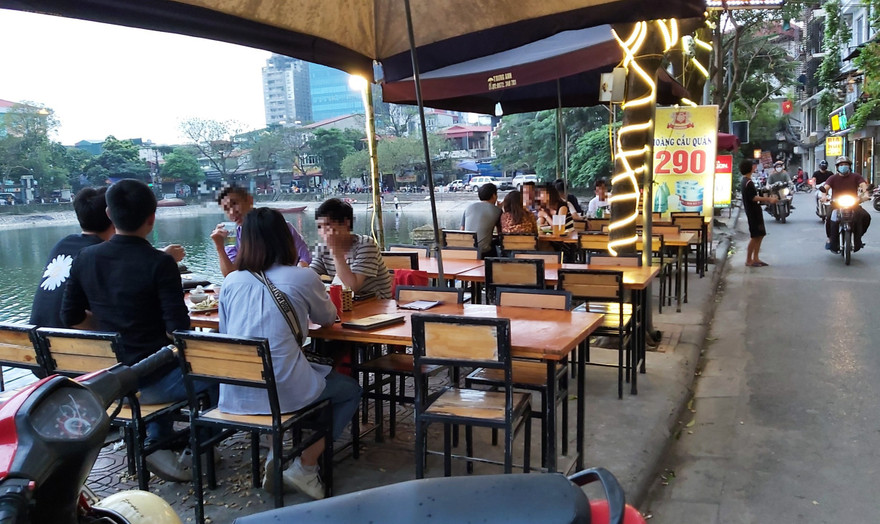 Vỉa hè ven hồ Hoàng Cầu bị chiếm dụng 