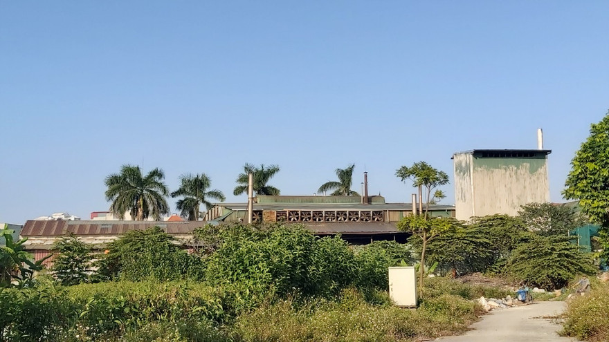 Hàng loạt nhà xưởng với ống khói được xây dựng trong khu dân cư