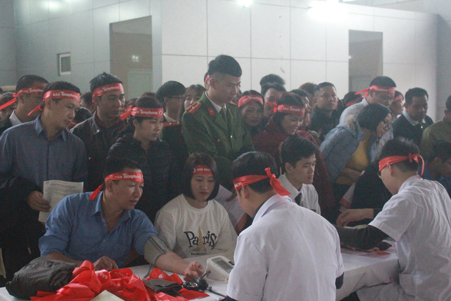 Hàng trăm người xếp hàng chờ hiến máu tại tỉnh NInh Bình