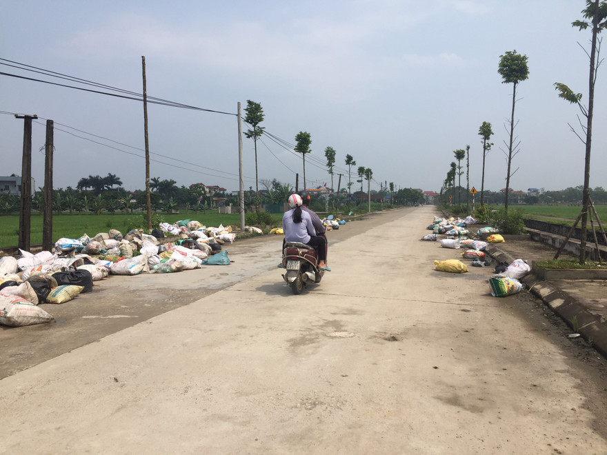 Khắp đường làng, ngõ xóm tại các thôn của xã Tuy Lai ngập trong rác