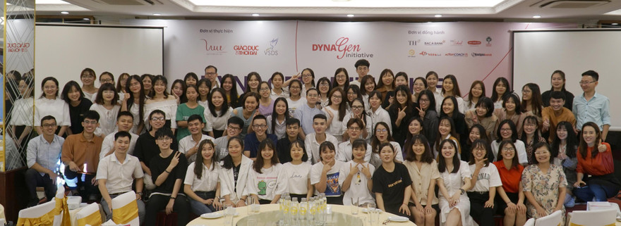 Các chuyên gia, thành viên của Sáng kiến Hỗ trợ Sinh viên khóa I và II chụp ảnh lưu niệm