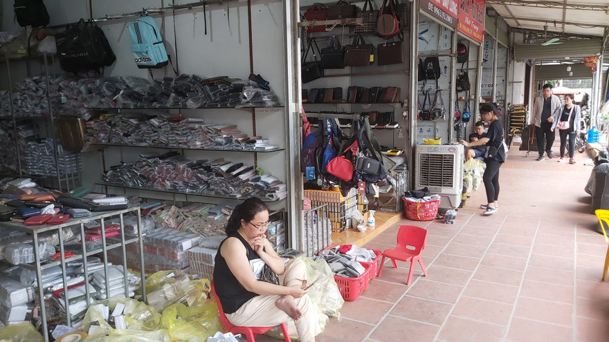 Tiểu thương làm bạn với điện thoại, chờ khách hàng