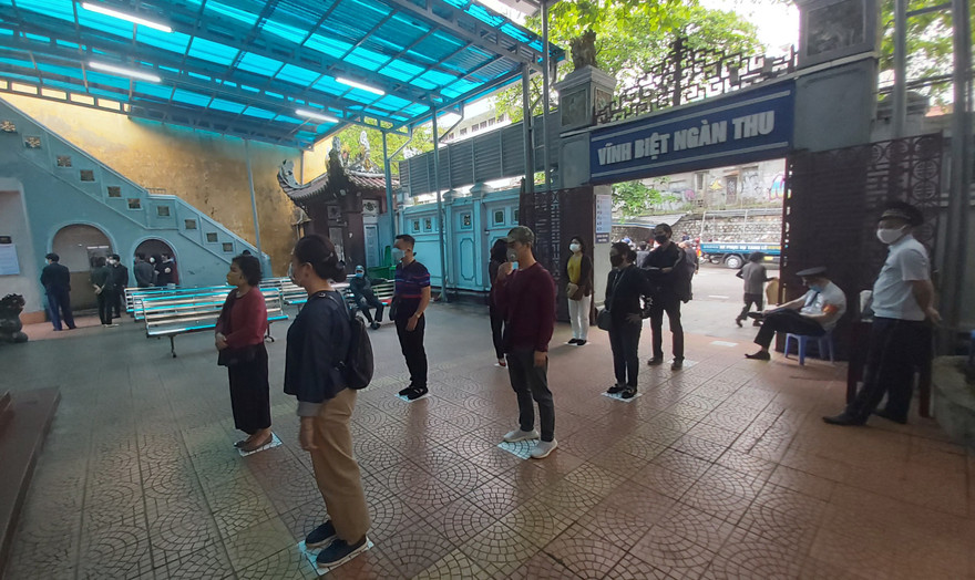 Người dân chủ động đứng xa nhau để hạn chế việc tiếp xúc 