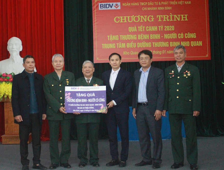 Đoàn công tác trao quà tại Trung tâm điều dưỡng Thương binh Nho Quan 