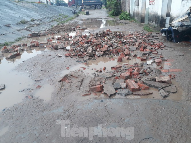 Đường bê tông vỡ nát khiến người dân đi lại khó khăn