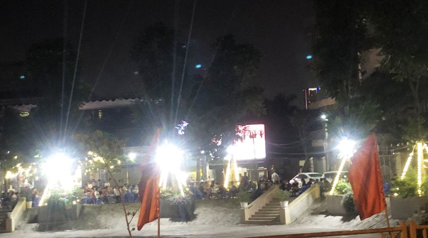 Quán bia quanh bờ hồ Con Rùa, Phường Phương Liệt, quận Thanh Xuân vẫn tưng bừng vào tối muộn dù công an Phường tuyên bố đã "quyết liệt" 