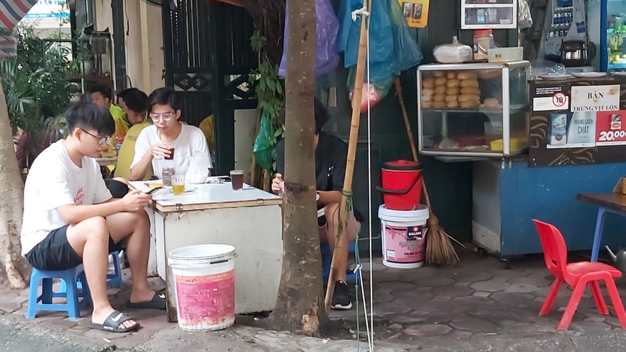 Công an Cầu Giấy phản hồi việc các quán trà đá vẫn sôi động trong mùa dịch 