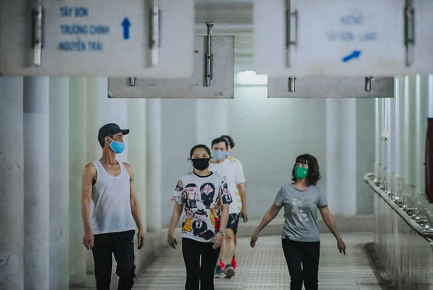 Rất đông người dân đi bộ, tập thể dục dưới hầm đi bộ Ngã Tư Sở