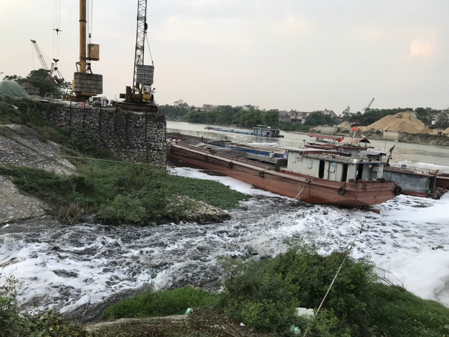 Nước đen, nổi bọt từ kênh Tào Khê chảy ra sông Cầu