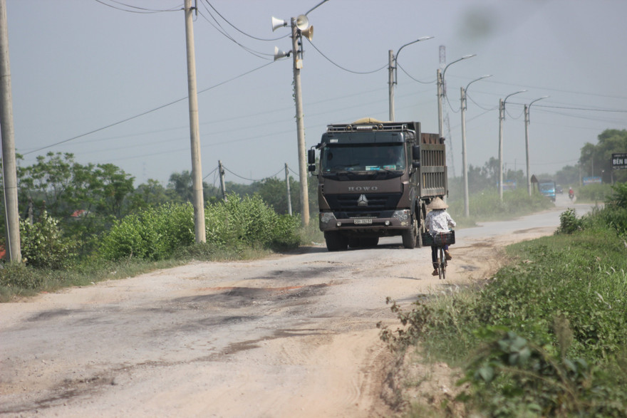 Xe quá khổ, quá tải ngang nhiên đi trên đê sông Hồng dù có biển cấm