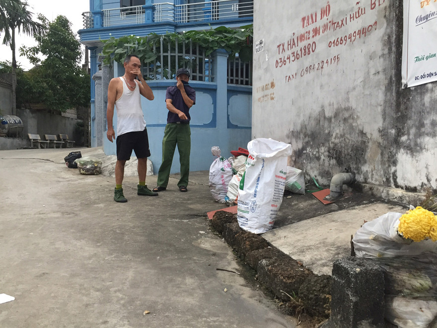 Rác chất đống khắp đường làng, ngõ xóm tại xã Tuy Lai