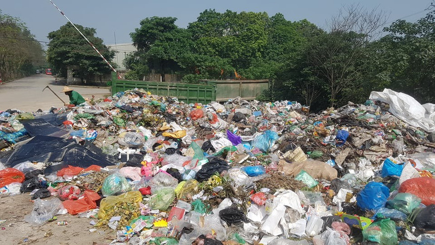 Rác không được tập kết vào thùng, vương vãi khắp điểm trung chuyển