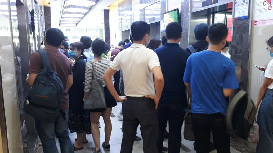 Người dân chờ thang máy rất đông tại toà nhà Center Building - Hapulico Complex sáng ngày 11/8. Hầu hết mọi người có đeo khẩu trang nhưng cũng có trường hợp không tuân thủ.
