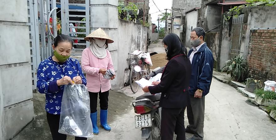 Cán bộ thôn Đông Dương, xã Tảo Dương Văn đến từng hộ dân để phát khẩu trang miễn phí.