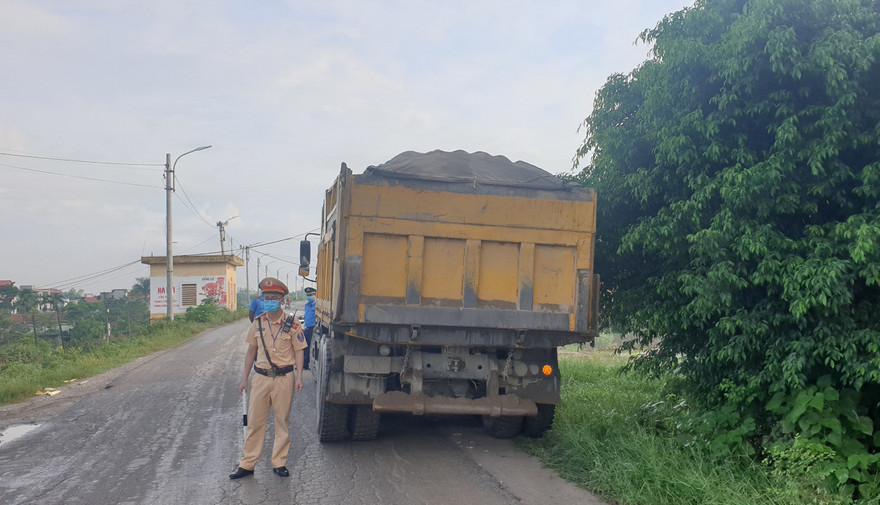 Xe quá tải hoạt động trên đê sông Hồng đoạn qua huyện Thường Tín bị cơ quan chức năng xử phạt