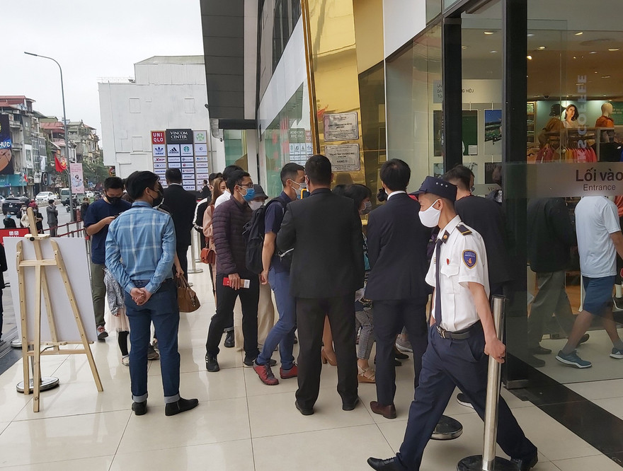 Bất chấp rủi ro dịch Covid 19, người dân vẫn xếp hàng mua đồ Uniqlo