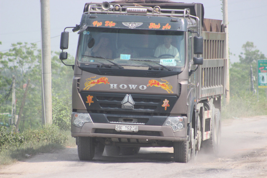 Xe tải trọng lớn ngang nhiên đi vào đường đê sông Hồng dù có biển cấm