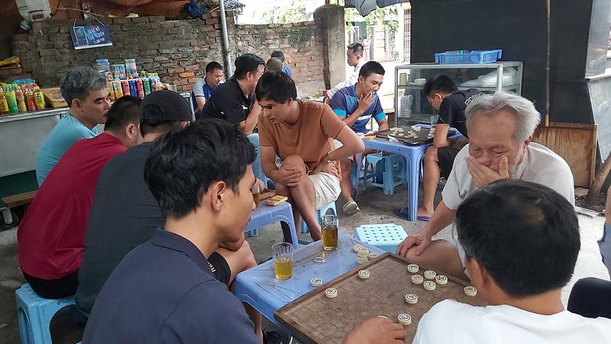 Người dân tập trung uống nước, đánh cờ không đeo khẩu trang tại quán nước trên địa bàn phường La Khê, quận Hà Đông