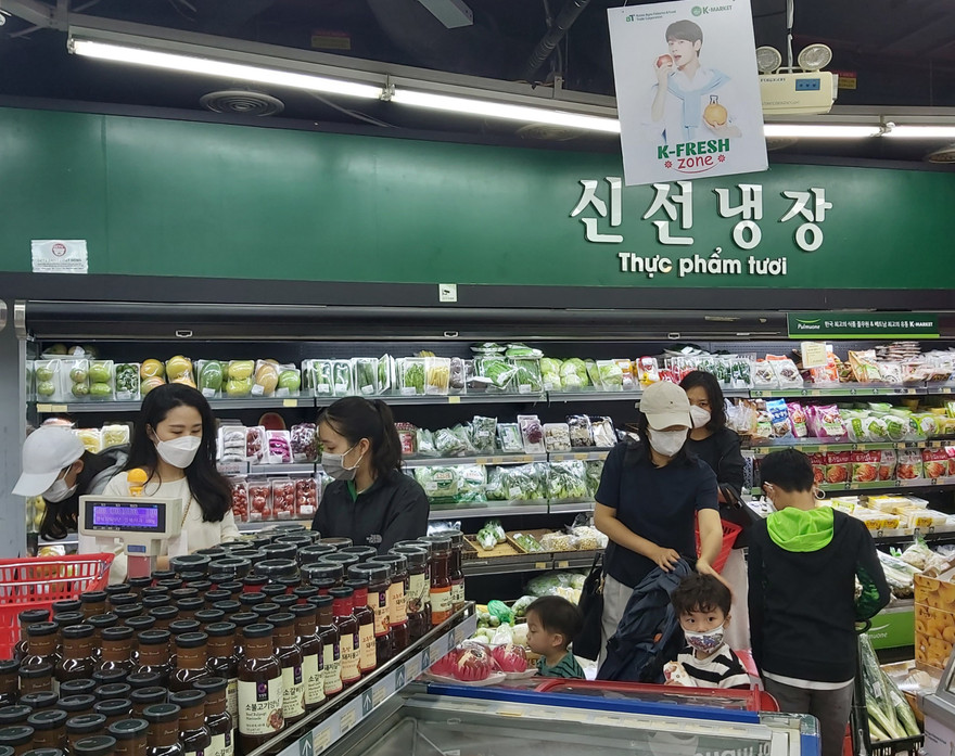 Người Hàn Quốc mua sắm ở siêu thị tại tòa nhà Keangnam (quận Nam Từ Liêm) 