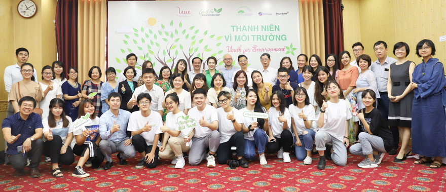 Các chuyên gia, thành viên của dự án “Thanh niên vì Môi trường” chụp ảnh lưu niệm