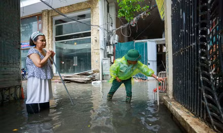 Vì sao ngõ 42 Giang Văn Minh ngập 40cm, nhiều giờ chưa rút hết nước?