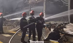 Chợ Biên Hòa tan hoang sau vụ cháy, nhiều ki-ốt bị thiêu rụi