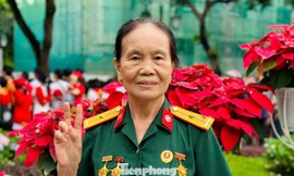 Cựu chiến binh 70 tuổi xếp hàng từ 3h sáng chờ xem Tổng duyệt A80