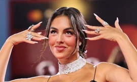 Bạn gái Ronaldo bị chê cười 