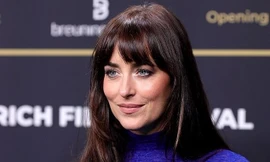 Chiếc váy ren xuyên thấu gây tranh cãi