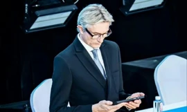 Trọng tài gây sốt vì ngoại hình như tượng tạc