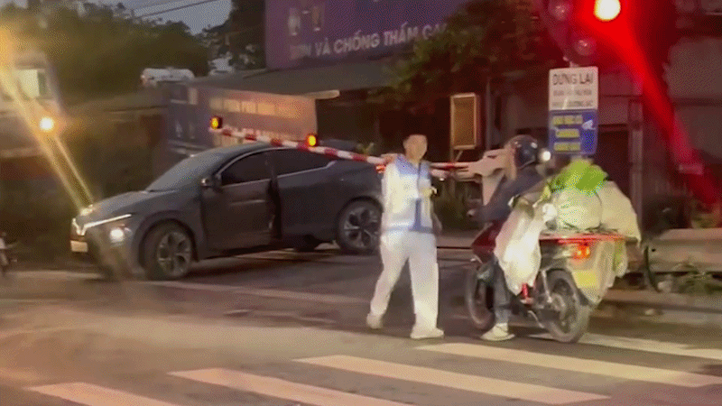 CLIP: Tàu hỏa đâm biến dạng ô tô vượt đường ngang