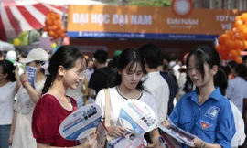 Thí sinh tìm hiểu lựa chọn nguyện vọng đăng kí xét tuyển ÐH năm 2025. Ảnh: NHƯ Ý