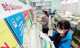 Chọn sách giáo khoa trước năm học mới. Ảnh: Hồng Vĩnh