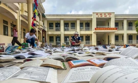 Những ngày trước lễ khai giảng, giáo viên, phụ huynh, đoàn viên thanh niên cùng bộ đội, công an địa phương tất bật dọn dẹp, sửa tôn, kê bàn ghế, phơi sách vở và căng dây an toàn quanh dãy nhà tốc mái, kèm theo biển cảnh báo để đảm bảo an toàn cho học sinh Trường THCS Sơn Lộc (xã Xuân Lộc, tỉnh Hà Tĩnh)