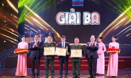 Anh Nguyễn Bá Mạnh (thứ 3, từ phải sang) nhận giải thưởng VIFOTEC 2024