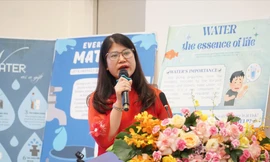 Cô Lê Thị Trường, giáo viên Trường Tiểu học Vạn Thắng, chia sẻ mô hình tiếng Anh trở thành ngôn ngữ thứ 2 trong giáo dục tiểu học nông thôn. Ảnh: NGHIÊM HUÊ