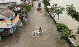 Đường Trần Xuân Soạn (phường Tân Thuận, TPHCM) ngập sâu do triều cường. Ảnh: Hữu Huy
