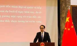 Đại sứ Trung Quốc Hà Vĩ đeo kính AI phát biểu tại Lễ trao học bổng ngày 4/12/2025 ở Hà Nội. Ảnh: Thái An