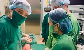 Chào đời từ phôi thai trữ trong bình đông lạnh 11 năm