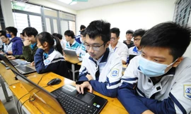 Các chuyên gia đề xuất nên hạn chế cho trẻ dưới 13 tuổi tiếp xúc với mạng xã hội. Ảnh: DƯƠNG TRIỀU