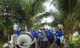 Sinh viên tình nguyện Trường Đại học Công nghệ TPHCM làm đường nông thôn tại xã Tân Thạnh, tỉnh Đồng Tháp