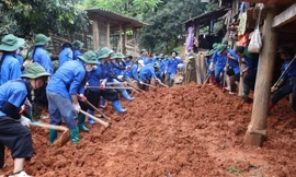 Đoàn viên thanh niên tỉnh Sơn La giúp địa phương và người dân khắc phục hậu quả thiên tai. Ảnh: Viết Hà