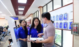 Nụ cười 'Gen Alpha' ở trung tâm hành chính công 