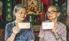 Cụ Nguyễn Thị Ngọc Anh (phải) và cụ Đặng Thị Trúc từng sử dụng Tín phiếu Ảnh: Lê Văn Chương 