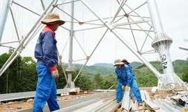 Công nhân thi công trên công trường móng cột 