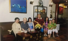 NSND Đào Đức và vợ bên các con cháu 