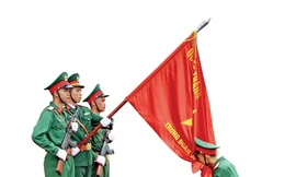Chiến sĩ Quân đội nhân dân Việt Nam tuyên thệ dưới Quân kỳ Quyết thắng