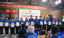 Tỉnh đoàn Đồng Tháp tặng quà cho 14 bạn sinh viên Trường Đại học Kinh tế - Tài chính TPHCM được kết nạp Đảng trong chiến dịch tình nguyện hè