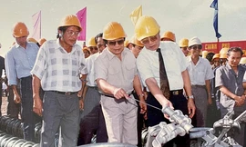 Thủ tướng Võ Văn Kiệt thị sát công trường thi công đường dây 500kV Bắc Nam mạch 1Ảnh: Tư liệu EVN 