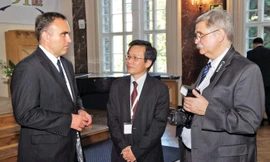 GS.TSKH Nguyễn Ngọc Thành chuyện trò với các đồng nghiệp